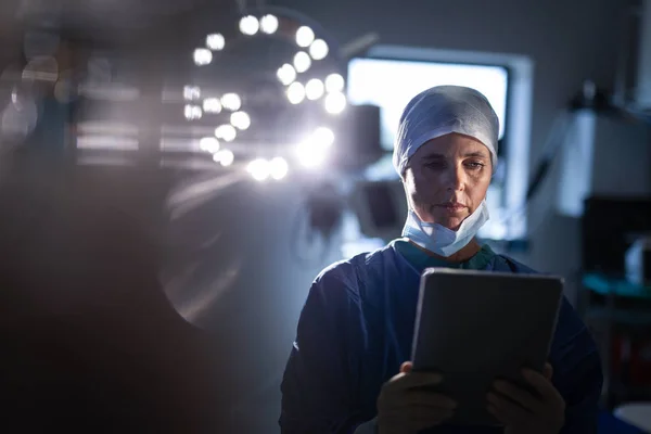 Vista Frontale Una Chirurga Caucasica Che Utilizza Tablet Digitale Sala — Foto Stock