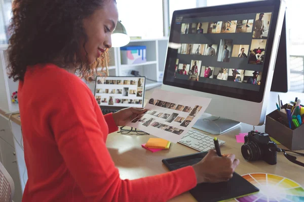 Pohled Hezkých Afrických Amerických Ženských Grafických Grafik Tabletu Zatímco Moderní — Stock fotografie