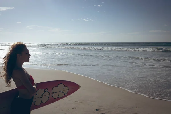 Widok Boku Młodych Kaukaski Kobiece Surfera Stojąc Deski Surfingowej Plaży — Zdjęcie stockowe