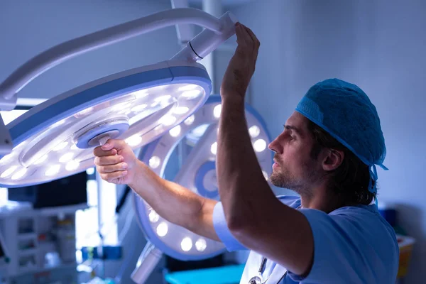 Boční Pohled Kavkazského Mužského Chirurga Opravování Chirurgického Světla Nemocnici — Stock fotografie