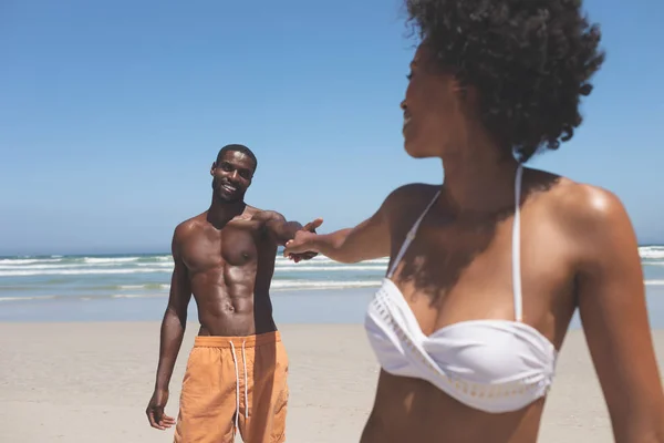 Retrato Hombre Afroamericano Guapo Cogido Mano Una Mujer Mestiza Playa —  Fotos de Stock