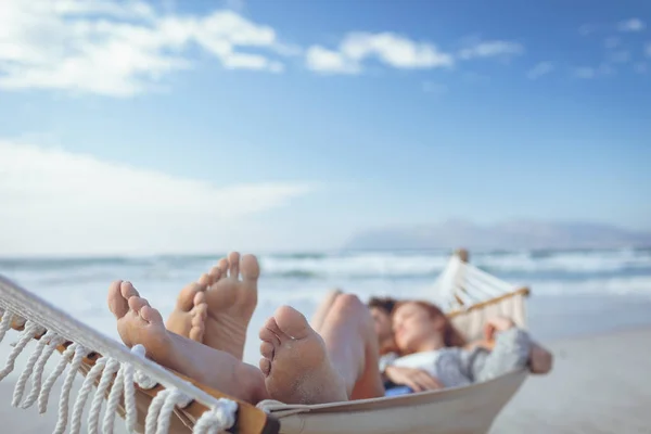 Güneşli Günde Hamak Beach Üstünde Uyumak Rahat Kafkas Çift Önden — Stok fotoğraf