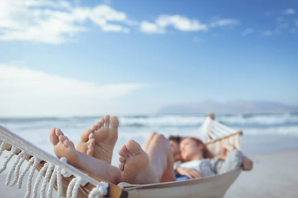 Vooraanzicht Van Ontspannen Kaukasische Paar Slapen Hangmat Strand Zonnige Dag — Stockfoto