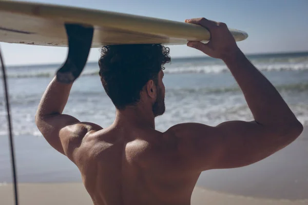 Güneşli Günde Başını Plajı Nda Sörf Tahtası Taşıyan Genç Beyaz — Stok fotoğraf