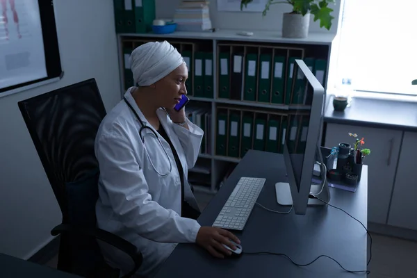 Side View Matured Mixed Race Female Doctor Talking Mobile Phone — Stock Photo, Image