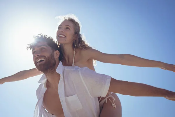 Vista Basso Angolo Del Giovane Uomo Caucasico Che Trasporta Una — Foto Stock