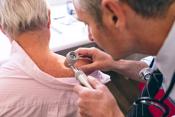 Érett Hím Kaukázusi Bőrgyógyász Vizsgálata Vezető Pácienst Klinikán Való Dermatoszkópia — Stock Fotó