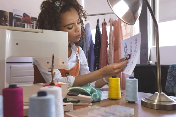 Vooraanzicht Van Jonge Mixed Race Vrouwelijke Mode Ontwerper Werken Design — Stockfoto