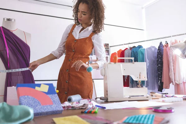 Vista Frontal Una Joven Diseñadora Moda Mixta Que Trabaja Estudio — Foto de Stock