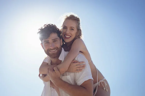 Retrato Jovem Caucasiano Carregando Bonita Mulher Caucasiana Piggyback Praia Eles — Fotografia de Stock