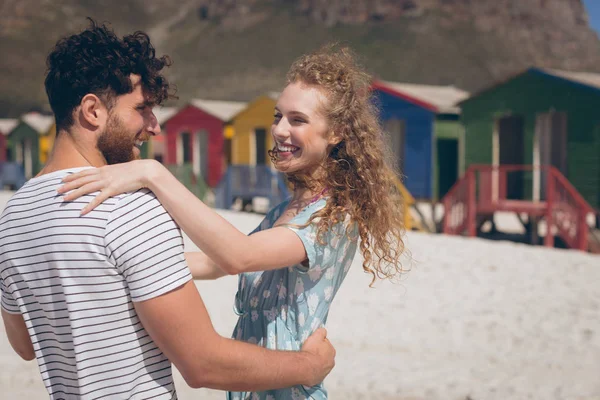 晴れた日にビーチで踊る白人のロマンチックなカップルのリアビュー 彼らが笑ってください — ストック写真