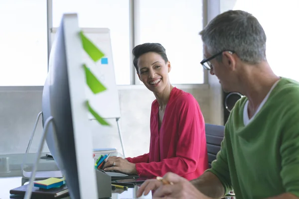 Seitenansicht Multiethnischer Geschäftsleute Die Schreibtisch Modernen Büro Über Computer Diskutieren — Stockfoto