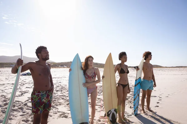 Frontansicht Einer Gruppe Multiethnischer Freunde Die Mit Ihren Surfbrettern Strand — Stockfoto