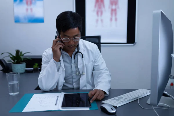 Pohled Toho Jak Jistý Asijský Mužský Doktor Hovoří Mobilním Telefonu — Stock fotografie