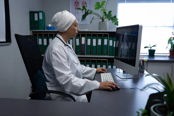 Side View Matured Mixed Race Female Doctor Working Computer Clinic — Stock Photo, Image