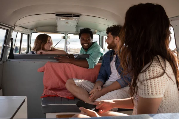 Rückansicht Einer Gruppe Multiethnischer Freunde Die Einem Sonnigen Tag Wohnmobil — Stockfoto