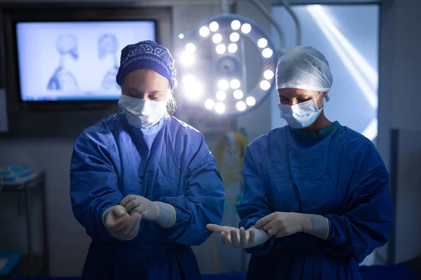 Pohled Kavkazské Ženské Chirurgy Latexovou Rukavicí Před Operací Temné Operační — Stock fotografie