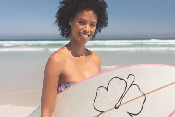 Retrato Surfista Mista Com Uma Prancha Surf Andando Praia Dia — Fotografia de Stock