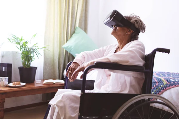 Side View Senior Mixed Race Woman Using Virtual Realty Headset — Stock Photo, Image