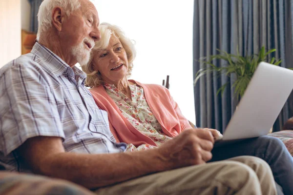 Bajo Ángulo Feliz Pareja Ancianos Caucásicos Interactuando Entre Mientras Utiliza — Foto de Stock