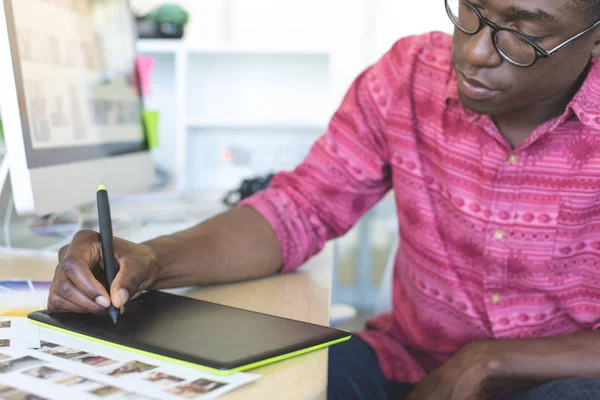 Ofis Masasında Grafik Tablet Üzerinde Çalışan Genç Afrikalı Amerikan Grafik — Stok fotoğraf