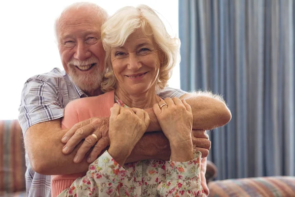 Retrato Feliz Pareja Ancianos Caucásicos Sentados Sofá Casa Retiro —  Fotos de Stock