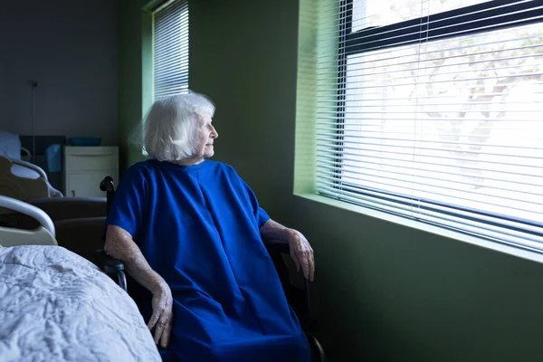 Vooraanzicht Van Een Senior Kaukasische Vrouwelijke Patiënt Naar Buiten Kijken — Stockfoto