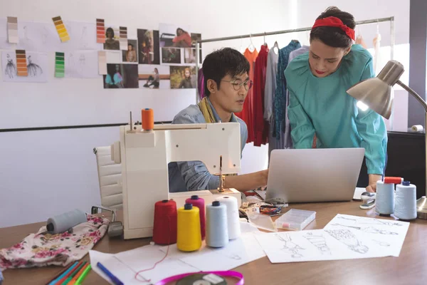 Vooraanzicht Van Multi Etnische Mode Ontwerpers Bespreken Laptop Bureau Design — Stockfoto