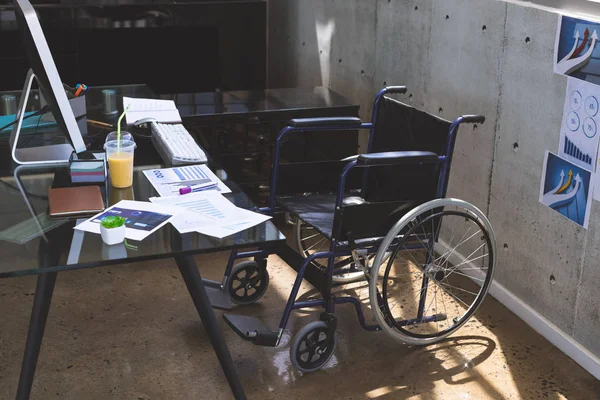 Leerer Rollstuhl Auf Dem Schreibtisch Büro — Stockfoto