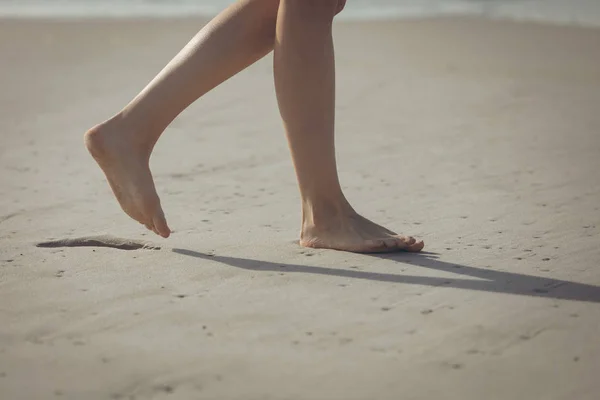 Mały Przekrój Kobiety Chodzenia Piasku Boso Plaży Słoneczny Dzień — Zdjęcie stockowe