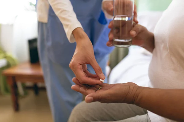 Partie Médiane Médecin Qui Donne Une Pilule Médicamenteuse Patient Maison — Photo