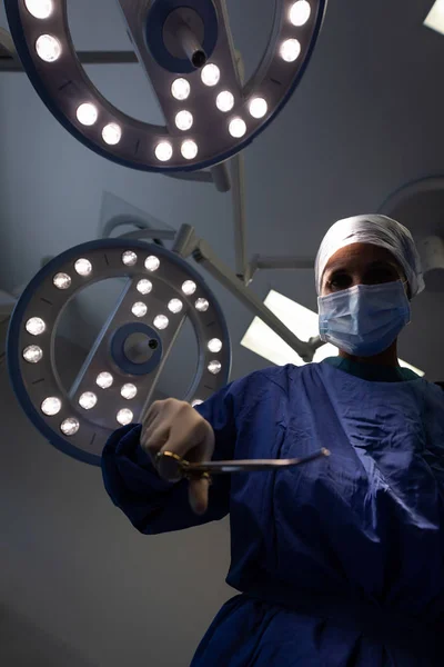 Tiefansicht Einer Reifen Kaukasischen Chirurgin Die Der Klinik Eine Chirurgenschere — Stockfoto