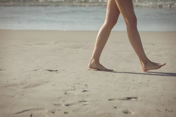 Χαμηλό Τμήμα Του Γυναίκα Περπάτημα Στην Άμμο Ξυπόλυτοι Στην Παραλία — Φωτογραφία Αρχείου
