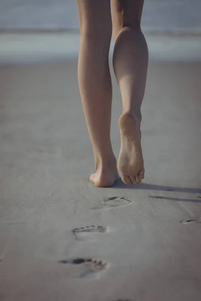 Низька Частина Жінки Йде Пісок Пляжі Сонячний День Підошва Ніг — стокове фото