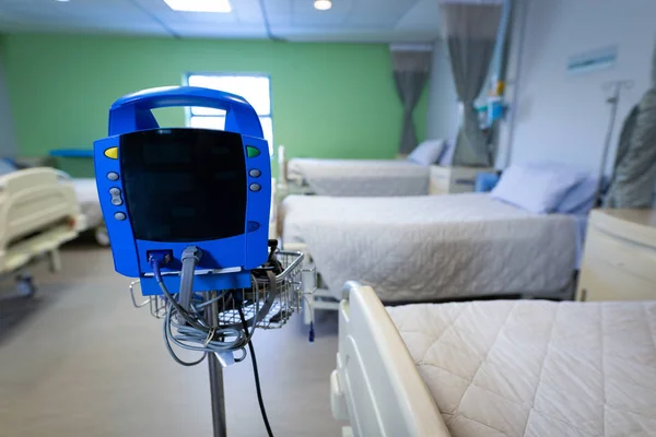 病院区の空のベッドが付いているアネロイド機械 — ストック写真