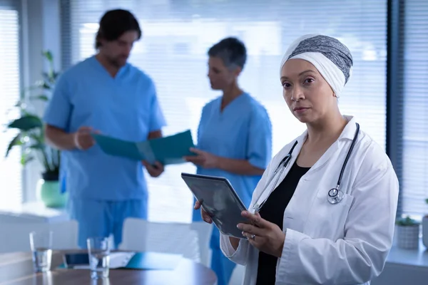 Portret Dojrzałego Mieszane Rasy Kobiet Lekarz Stojący Klinice Trzymając Tablet — Zdjęcie stockowe
