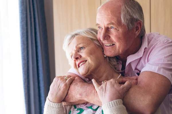 Vista Lateral Feliz Pareja Ancianos Caucásicos Posando Mientras Está Pie —  Fotos de Stock