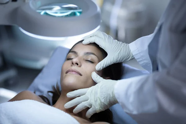 High Angle View Surgeon Examining Caucasian Patient Plastic Surgery Clinic — Stock Photo, Image