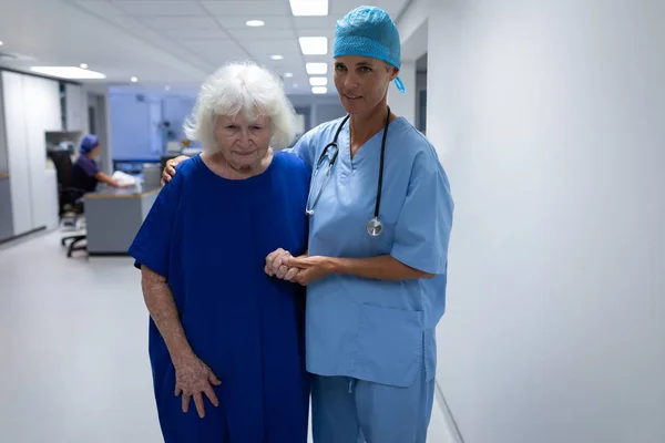 Vista Frontal Una Cirujana Caucásica Sosteniendo Mano Una Paciente Mayor —  Fotos de Stock