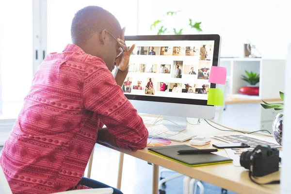 Вид Сбоку Молодого Афроамериканского Графического Дизайнера Сидящего Расстроенного Столом Офисе — стоковое фото