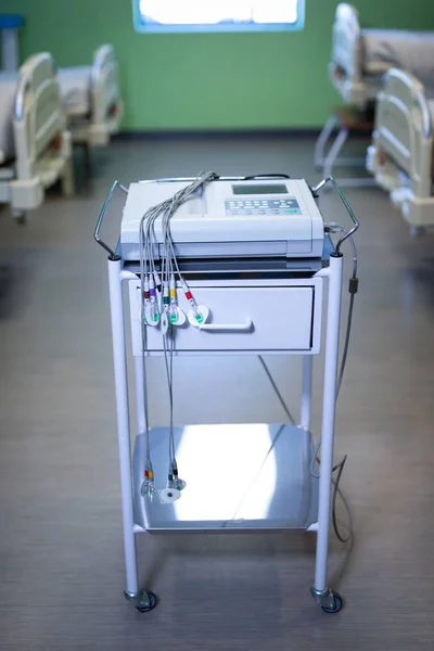 Endoscopie Cart Machine Vloer Met Lege Bedden Ziekenhuis Ward — Stockfoto