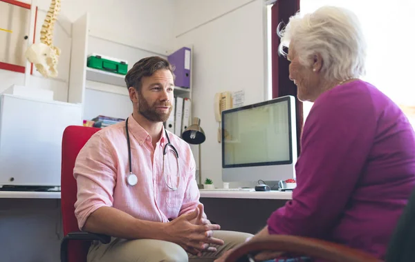 Framifrån Kaukasisk Manlig Läkare Och Senior Kvinna Interagerar Med Varandra — Stockfoto