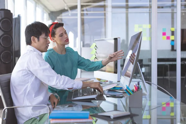 Zijaanzicht Van Multi Etnische Zakenmensen Die Computer Bij Bureau Modern — Stockfoto