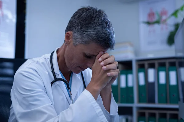 Vista Frontal Del Médico Femenino Caucásico Sentado Molesto Clínica Hospital — Foto de Stock