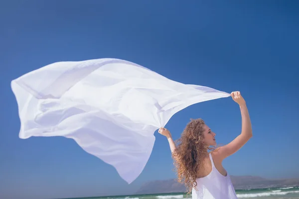 Visão Traseira Jovem Mulher Caucasiana Feliz Segurando Lenço Praia Dia — Fotografia de Stock