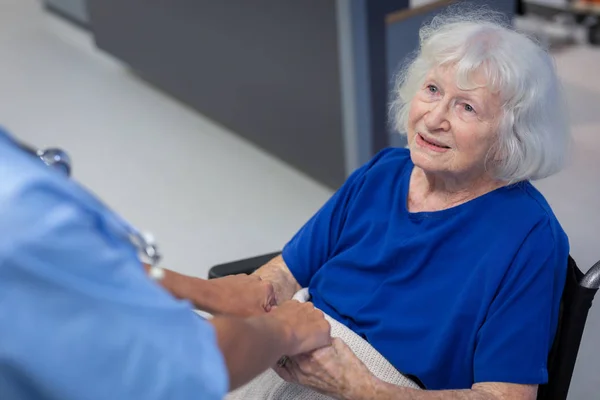 Високий Кут Зору Старшої Жінки Пацієнта Тримає Руки Хірурга Лікарняному — стокове фото