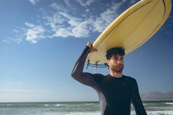 Niedriger Abschnitt Eines Jungen Kaukasischen Männlichen Surfers Mit Surfbrett Auf — Stockfoto