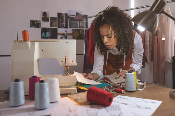 Tasarım Stüdyosunda Çalışan Genç Karışık Yarış Kadın Moda Tasarımcısı Görünümü — Stok fotoğraf