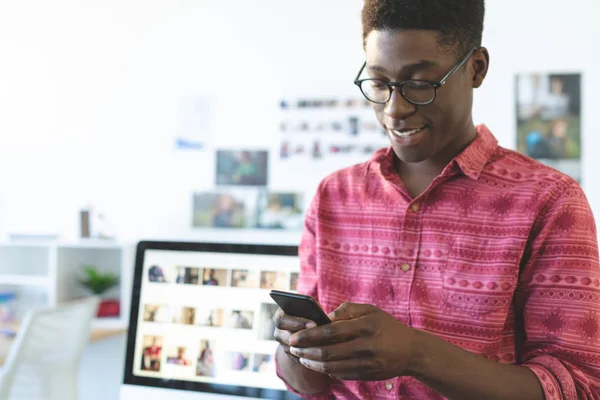 Frontansicht Eines Glücklichen Jungen Afrikanisch Amerikanischen Grafikdesigners Mit Handy Schreibtisch — Stockfoto