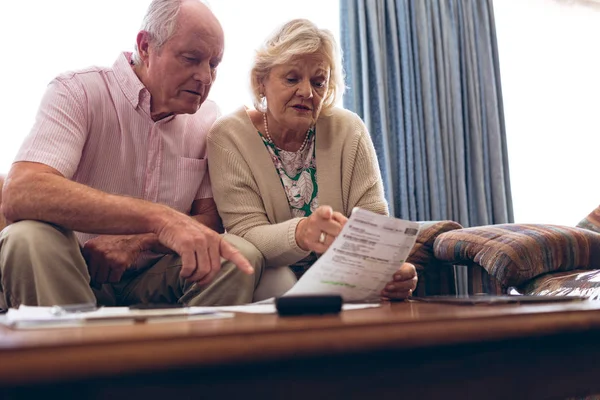 Låg Vinkel Syn Senior Kaukasiska Par Diskuterar Över Medicinsk Bill — Stockfoto